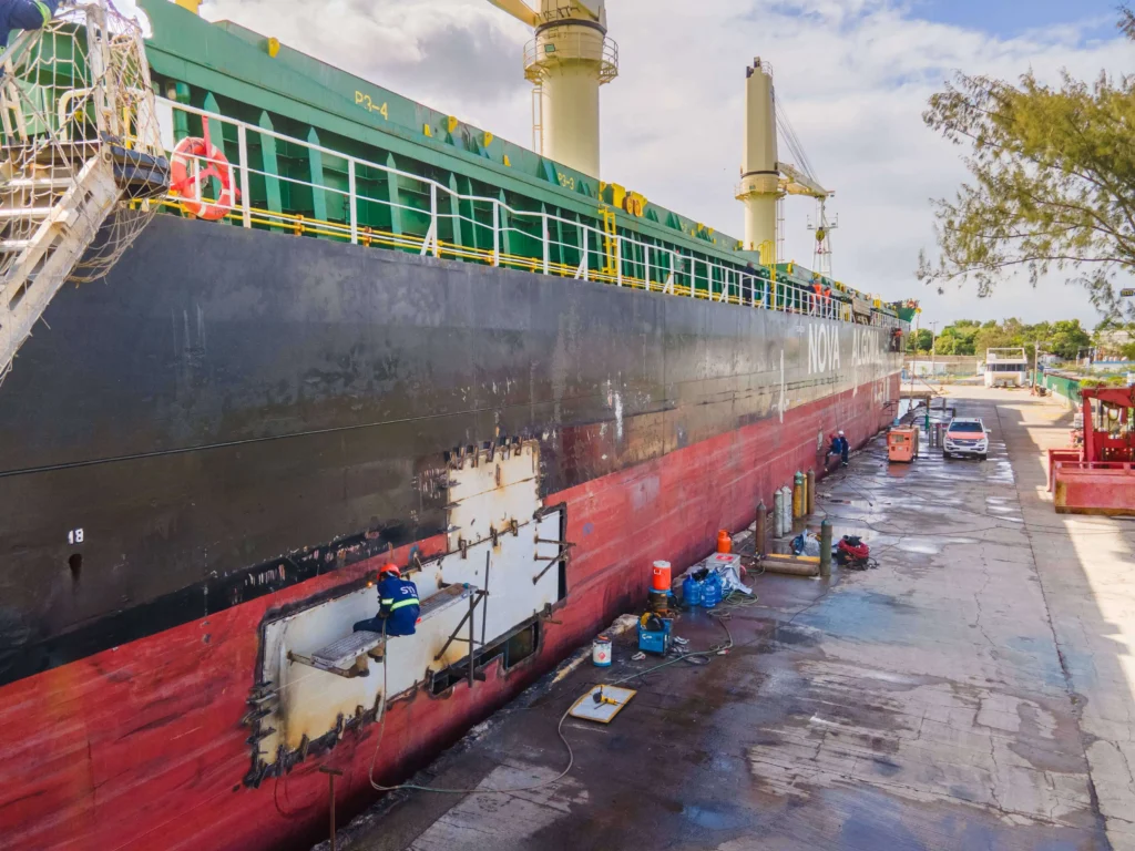 Maintenance and repair for ships anchored in Panama