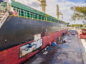 Maintenance and repair for ships anchored in Panama