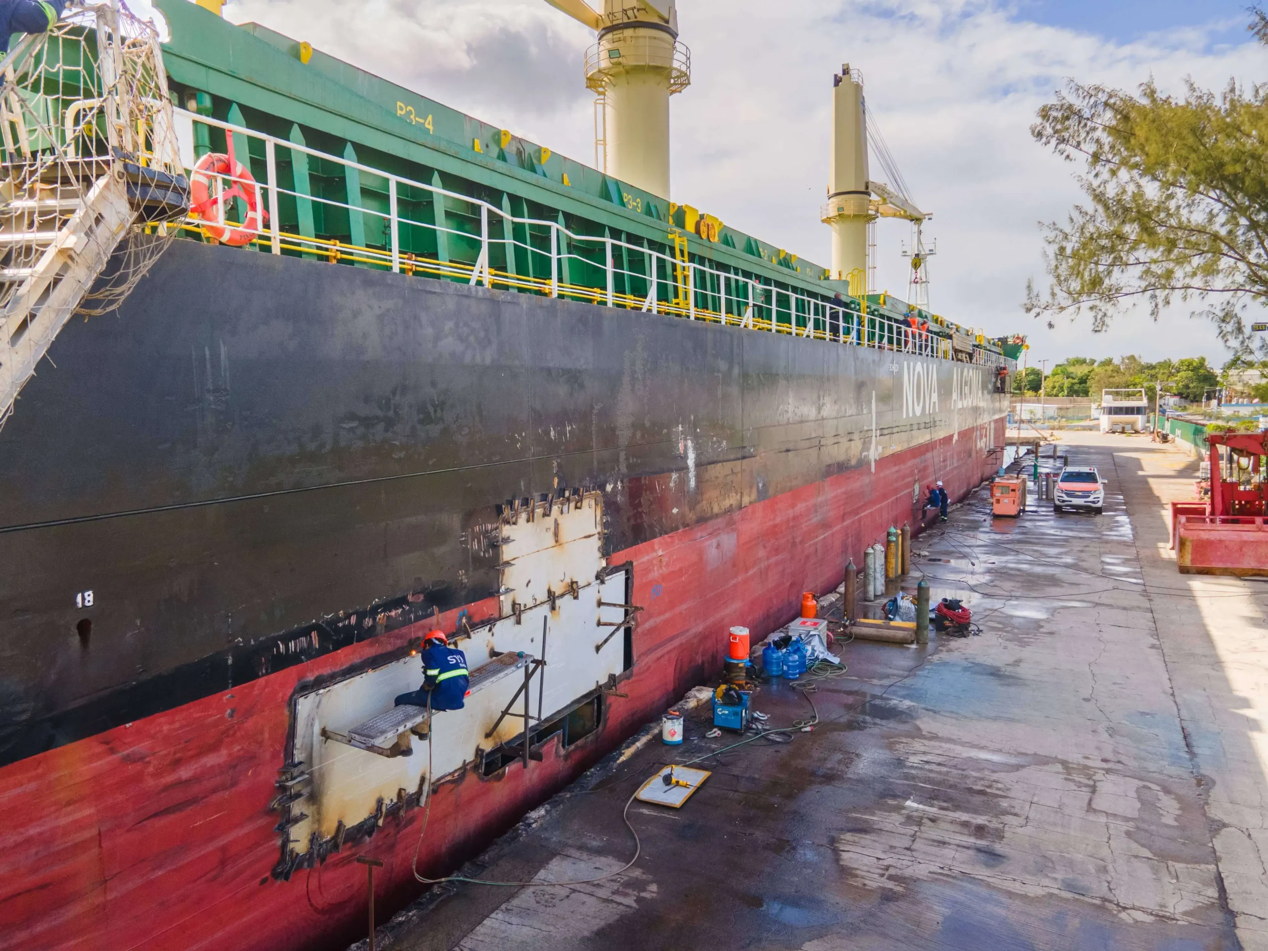 Maintenance and repair for ships anchored in Panama